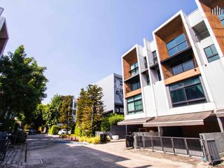 For sale 3 bed townhouse in Lat Phrao, Bangkok