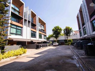 For sale 3 bed townhouse in Lat Phrao, Bangkok