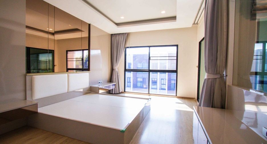 For sale 3 bedrooms townhouse in Lat Phrao, Bangkok