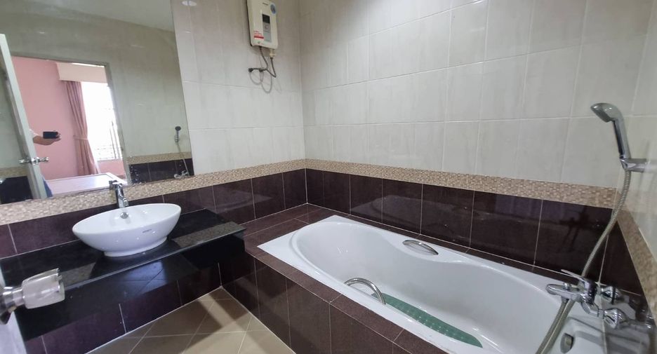Reihenhaus zur Miete mit 3 Zimmer in Yan Nawa, Bangkok