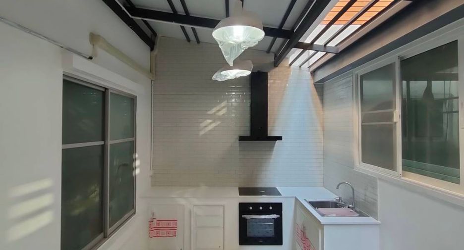 Reihenhaus zur Miete mit 3 Zimmer in Yan Nawa, Bangkok