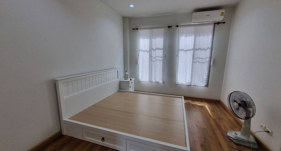 Reihenhaus zur Miete mit 3 Zimmer in Yan Nawa, Bangkok