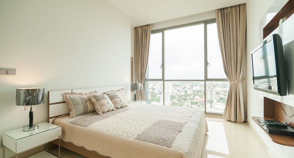 For rent 3 bedrooms condo in Watthana, Bangkok