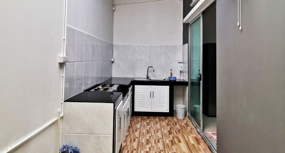 For sale 4 bedrooms townhouse in Lat Krabang, Bangkok