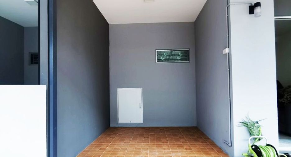For sale 4 bedrooms townhouse in Lat Krabang, Bangkok