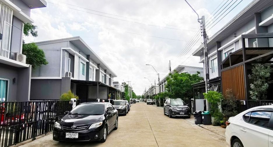 For sale 4 bedrooms townhouse in Lat Krabang, Bangkok