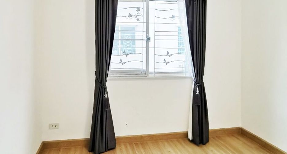 For sale 4 bedrooms townhouse in Lat Krabang, Bangkok