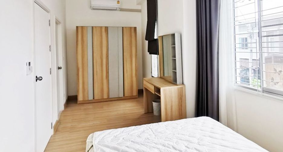 For sale 4 bedrooms townhouse in Lat Krabang, Bangkok