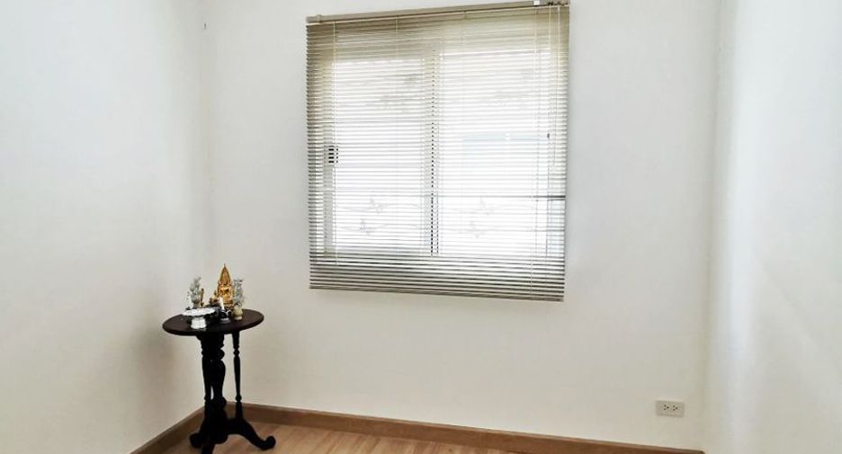 For sale 4 bedrooms townhouse in Lat Krabang, Bangkok