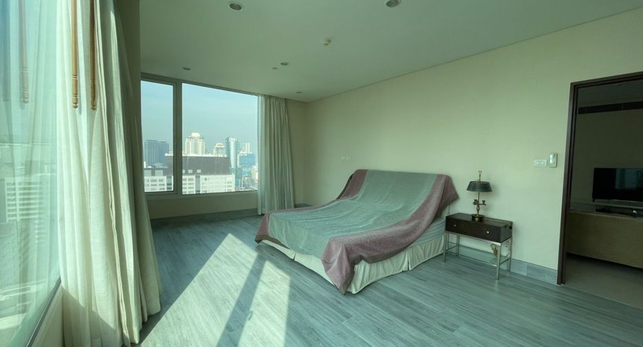 For rent studio condo in Pathum Wan, Bangkok