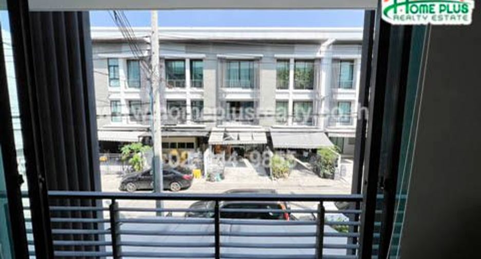 For sale 3 bedrooms townhouse in Bang Kapi, Bangkok