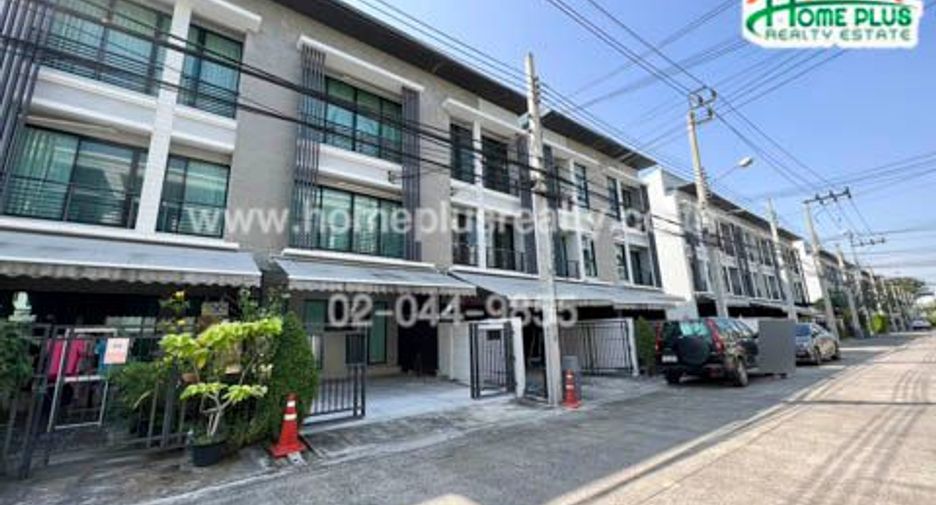 For sale 3 bedrooms townhouse in Bang Kapi, Bangkok