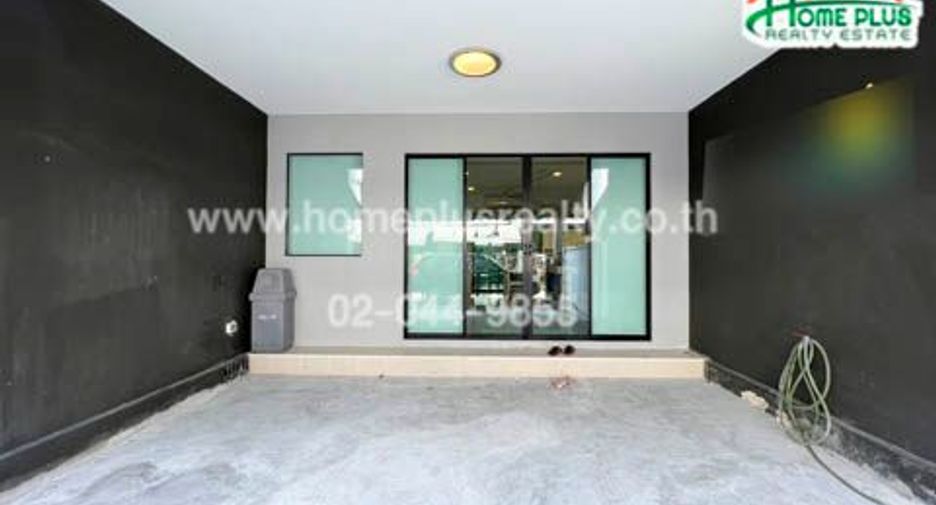 For sale 3 bedrooms townhouse in Bang Kapi, Bangkok