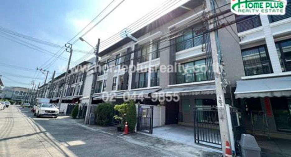 For sale 3 bedrooms townhouse in Bang Kapi, Bangkok