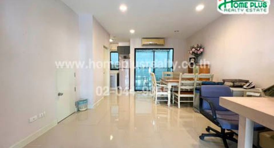 For sale 3 bedrooms townhouse in Bang Kapi, Bangkok