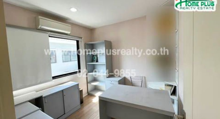For sale 3 bedrooms townhouse in Bang Kapi, Bangkok
