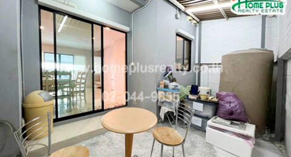 For sale 3 bedrooms townhouse in Bang Kapi, Bangkok