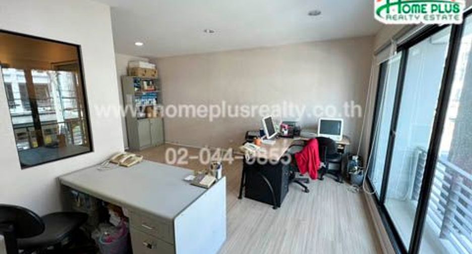 For sale 3 bedrooms townhouse in Bang Kapi, Bangkok