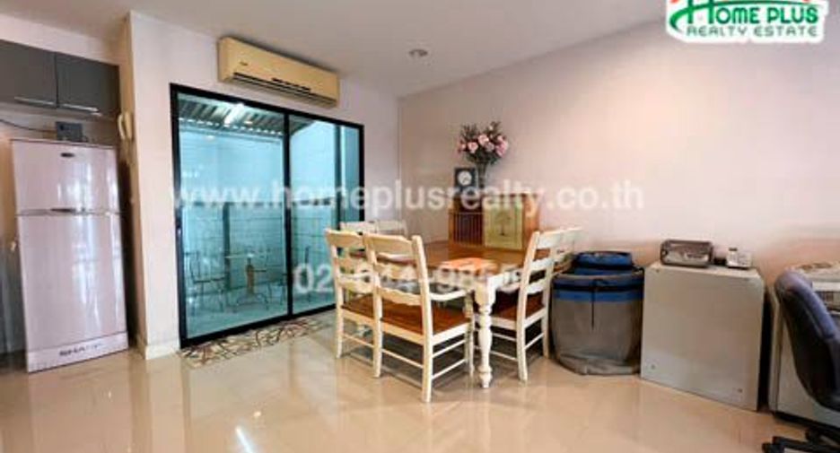 For sale 3 bedrooms townhouse in Bang Kapi, Bangkok