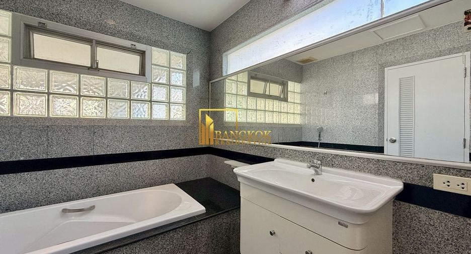 For rent 2 bedrooms apartment in Watthana, Bangkok