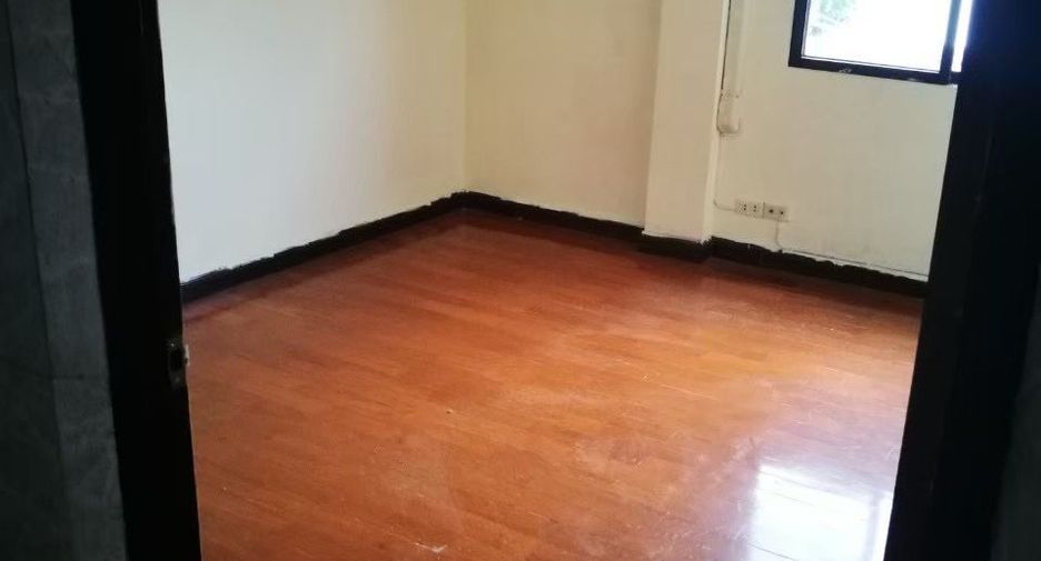 For rent 10 bed retail Space in Mueang Chiang Mai, Chiang Mai