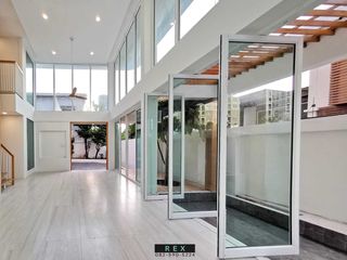 For sale 5 Beds house in Khlong Toei, Bangkok
