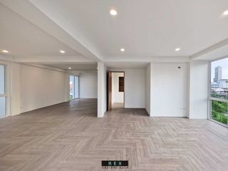 For sale 5 Beds house in Khlong Toei, Bangkok