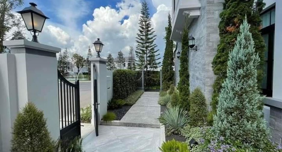 For sale 5 bedrooms house in Saphan Sung, Bangkok