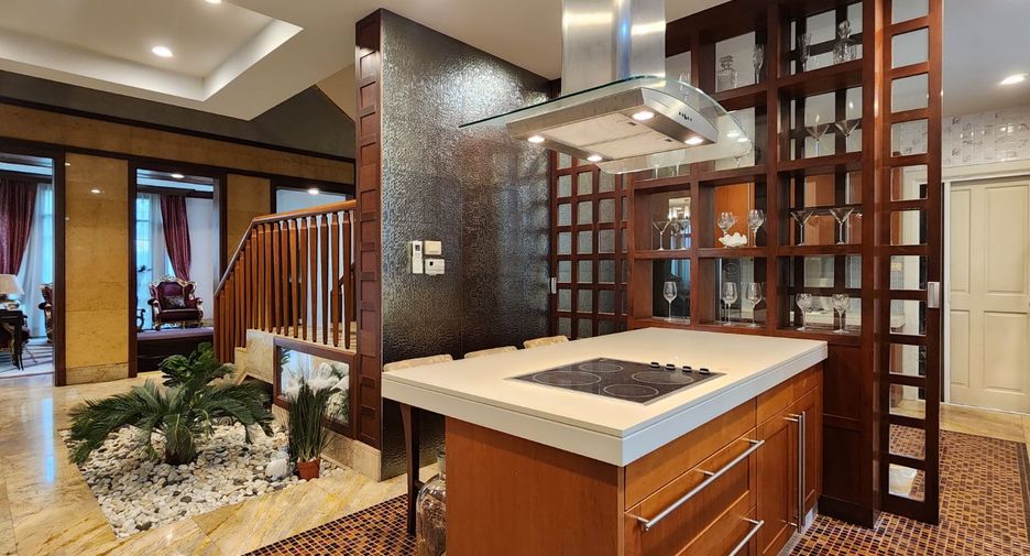 Casa en alquiler y en venta de 5 habitaciones en Watthana, Bangkok