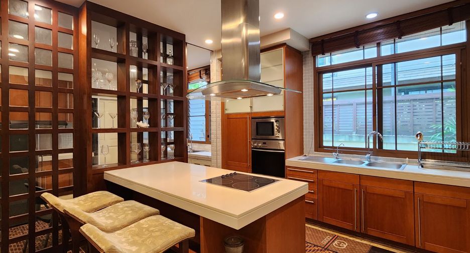 Casa en alquiler y en venta de 5 habitaciones en Watthana, Bangkok