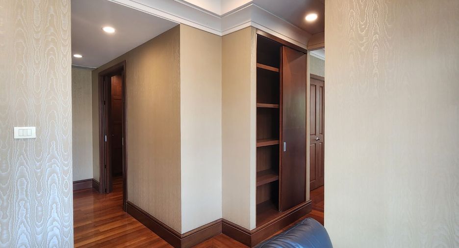 Casa en alquiler y en venta de 5 habitaciones en Watthana, Bangkok