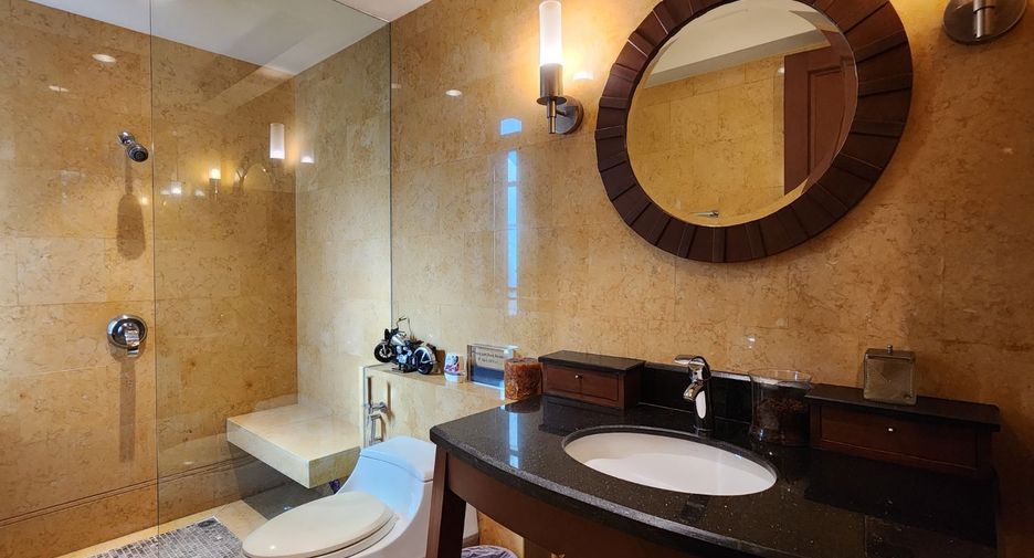 Casa en alquiler y en venta de 5 habitaciones en Watthana, Bangkok