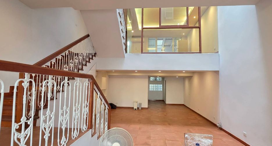 For rent 3 bedrooms townhouse in Pathum Wan, Bangkok