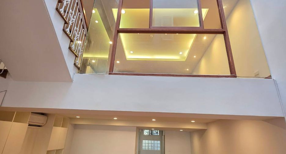 For rent 3 bedrooms townhouse in Pathum Wan, Bangkok