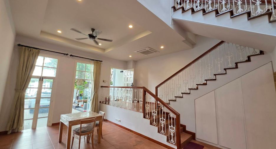 For rent 3 bedrooms townhouse in Pathum Wan, Bangkok