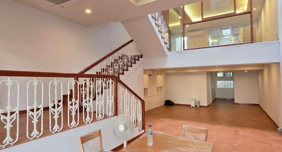 For rent 3 bedrooms townhouse in Pathum Wan, Bangkok