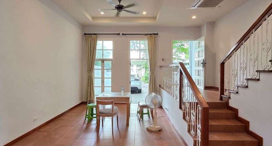 For rent 3 bedrooms townhouse in Pathum Wan, Bangkok