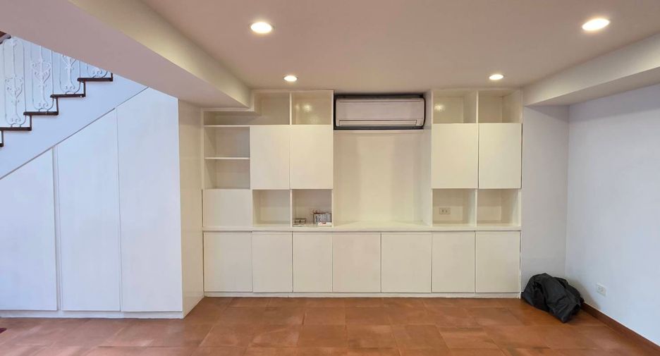 For rent 3 bedrooms townhouse in Pathum Wan, Bangkok