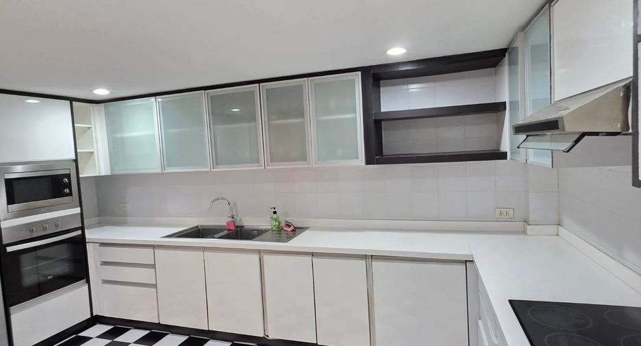 For rent 3 bedrooms townhouse in Pathum Wan, Bangkok