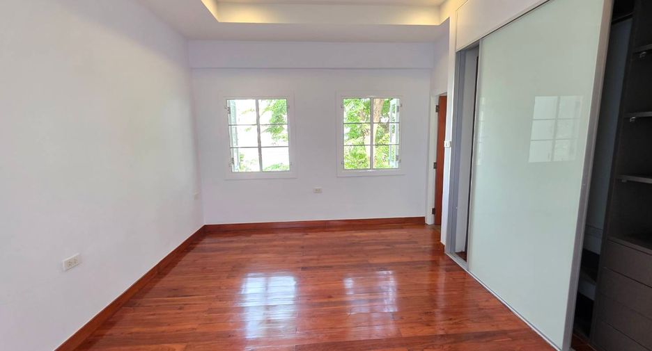 For rent 3 bedrooms townhouse in Pathum Wan, Bangkok