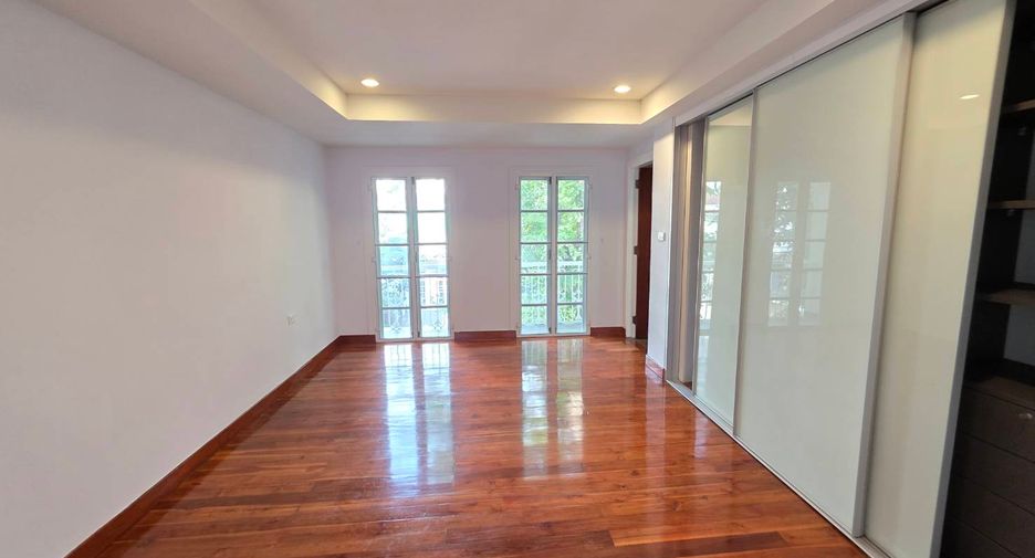 For rent 3 bedrooms townhouse in Pathum Wan, Bangkok