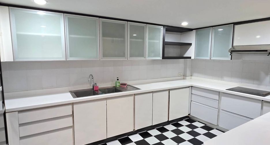 For rent 3 bedrooms townhouse in Pathum Wan, Bangkok