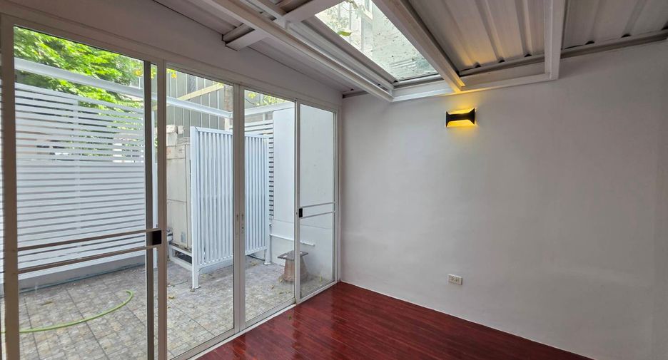 For rent 3 bedrooms townhouse in Pathum Wan, Bangkok
