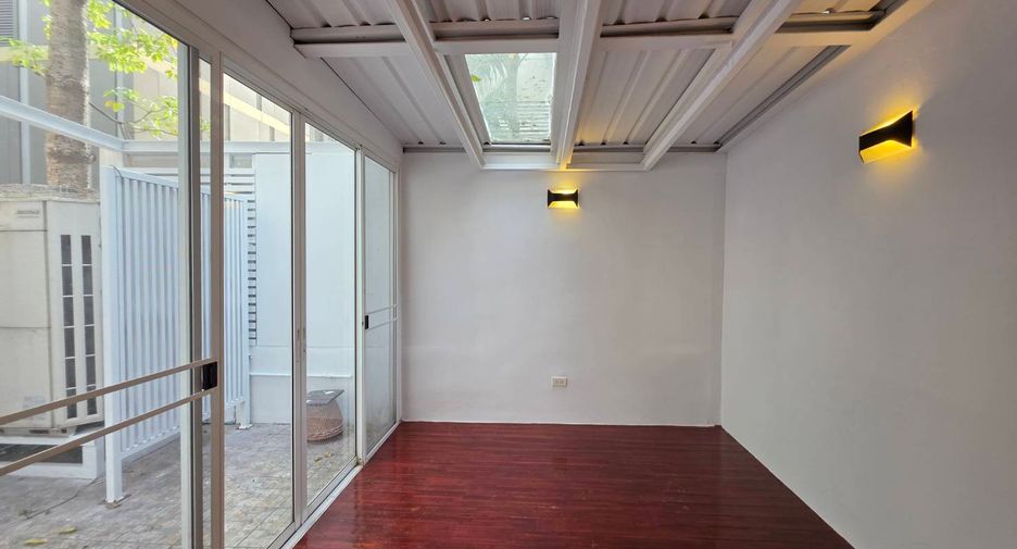 For rent 3 bedrooms townhouse in Pathum Wan, Bangkok