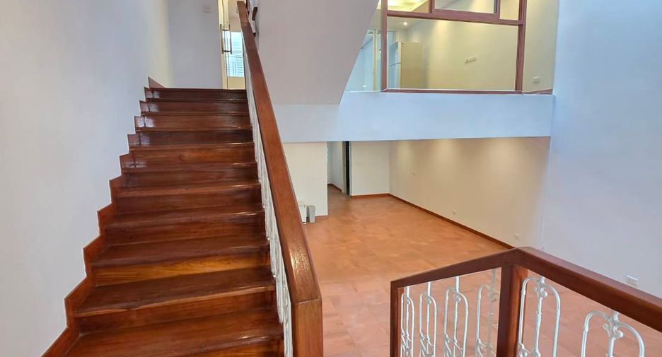 For rent 3 bedrooms townhouse in Pathum Wan, Bangkok
