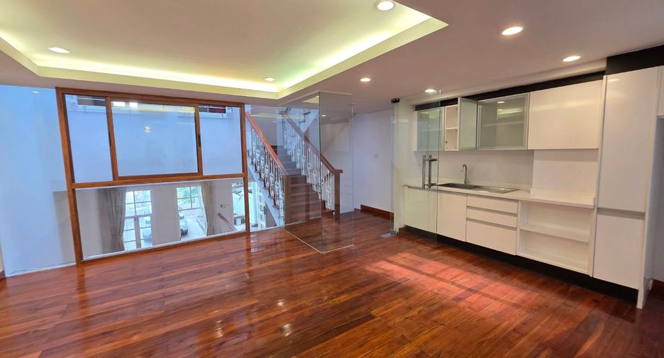 For rent 3 bedrooms townhouse in Pathum Wan, Bangkok