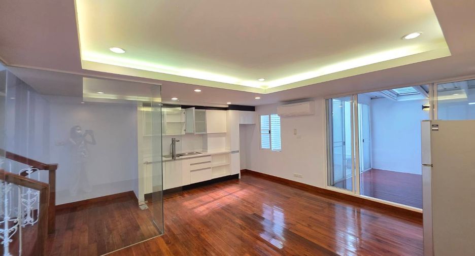 For rent 3 bedrooms townhouse in Pathum Wan, Bangkok