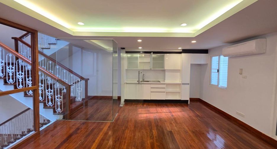 For rent 3 bedrooms townhouse in Pathum Wan, Bangkok