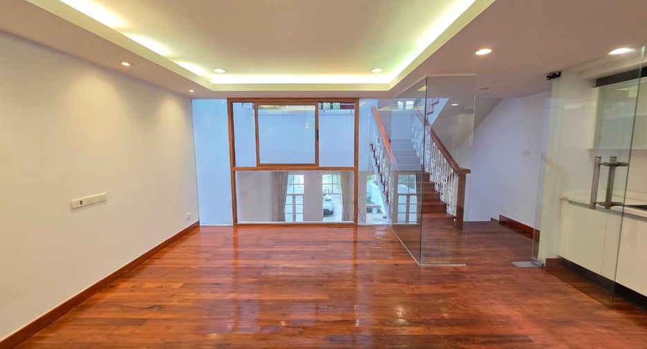 For rent 3 bedrooms townhouse in Pathum Wan, Bangkok