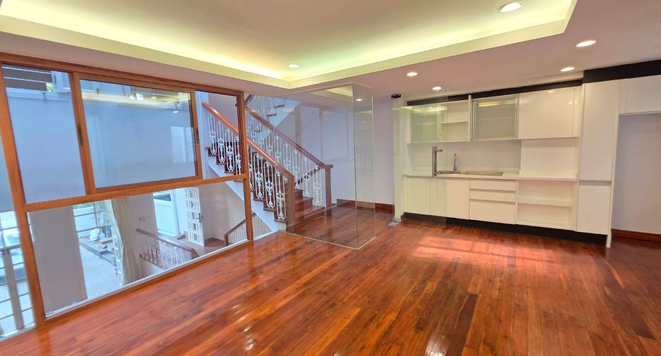 For rent 3 bedrooms townhouse in Pathum Wan, Bangkok